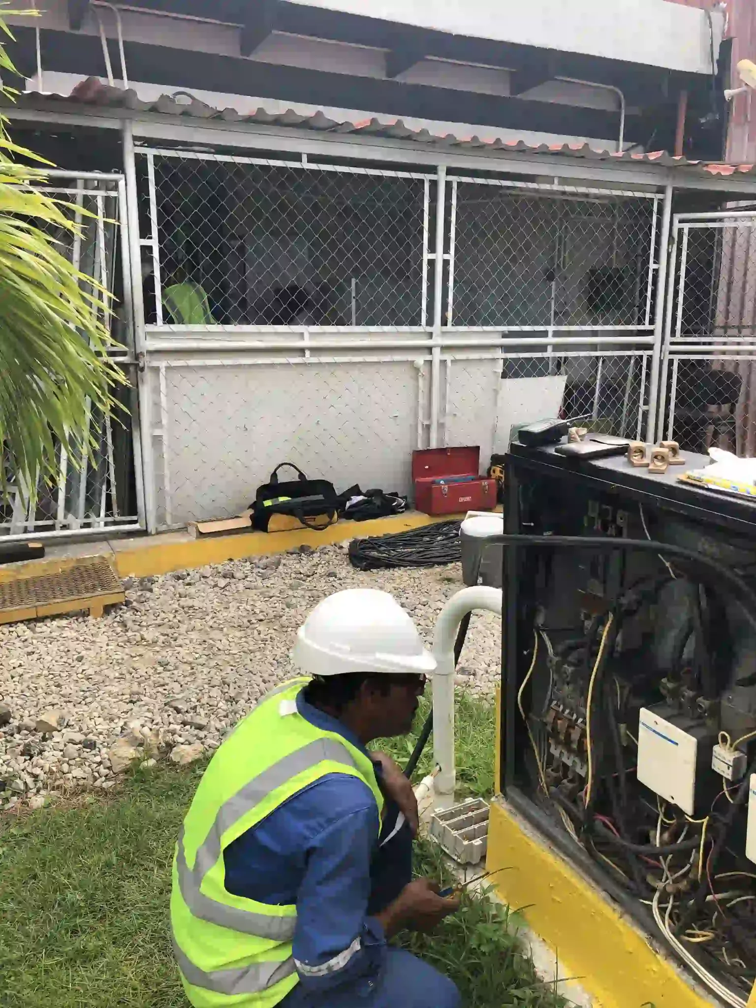 Corrective maintenance in distribution board in hangars Avior Airlines (1) copy