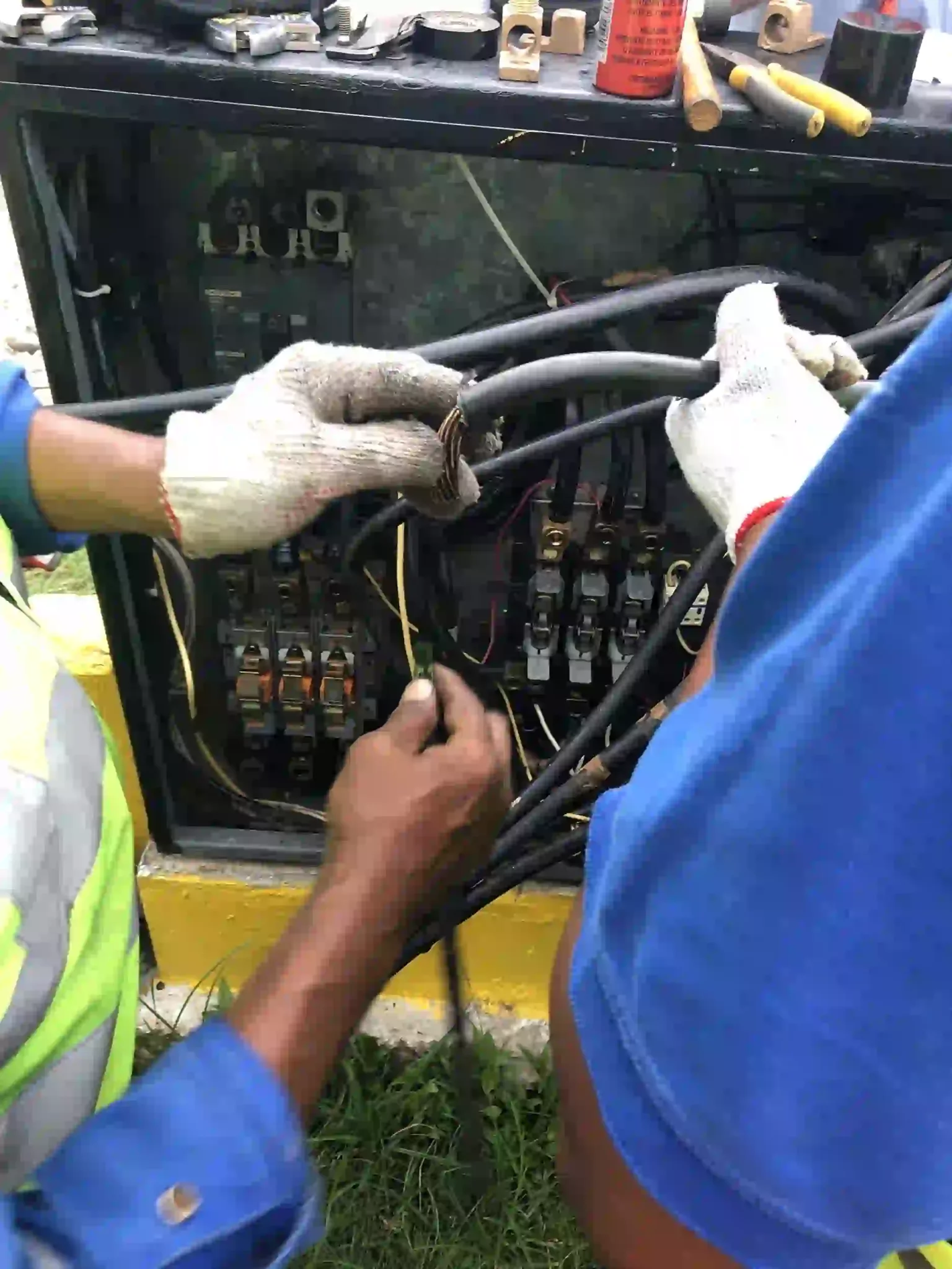 Corrective maintenance in distribution board in hangars Avior Airlines (3) copy