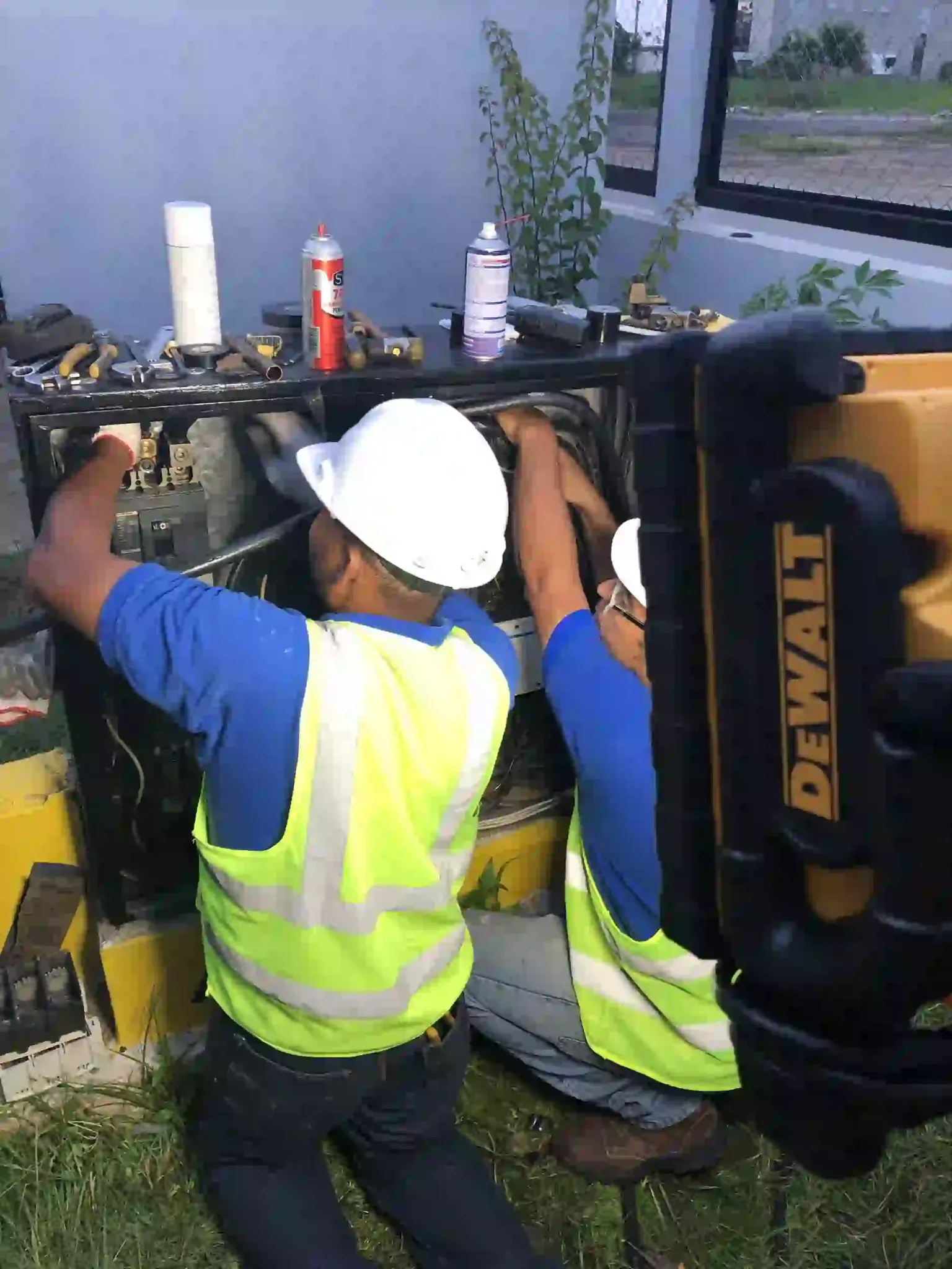 Corrective maintenance in distribution board in hangars Avior Airlines (5) copy