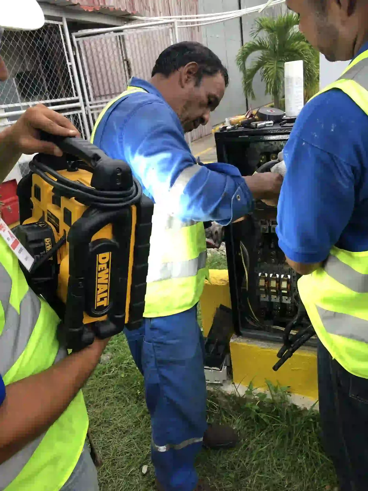 Corrective maintenance in distribution board in hangars Avior Airlines (8) copy