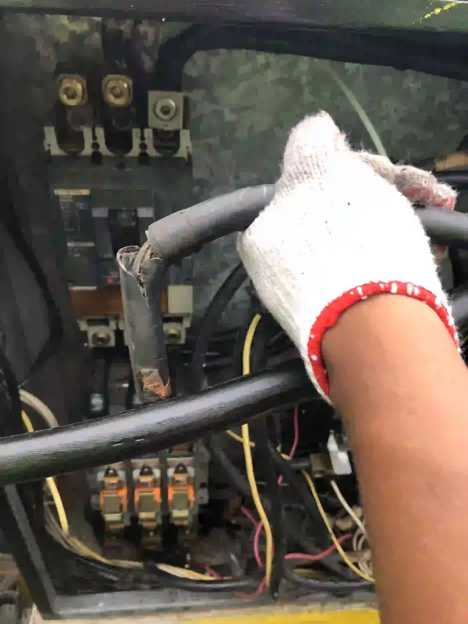 Corrective maintenance in distribution board in hangars Avior Airlines (9) copy