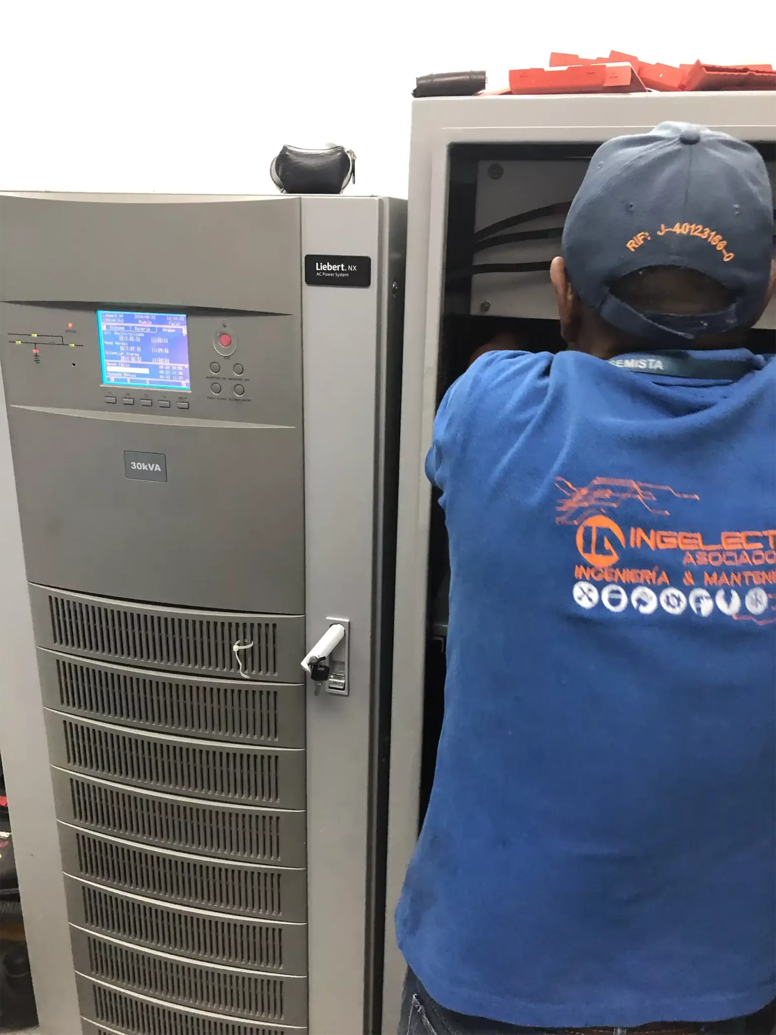 Corrective maintenance transformer bank of airline hangar Avior Airlines (2)