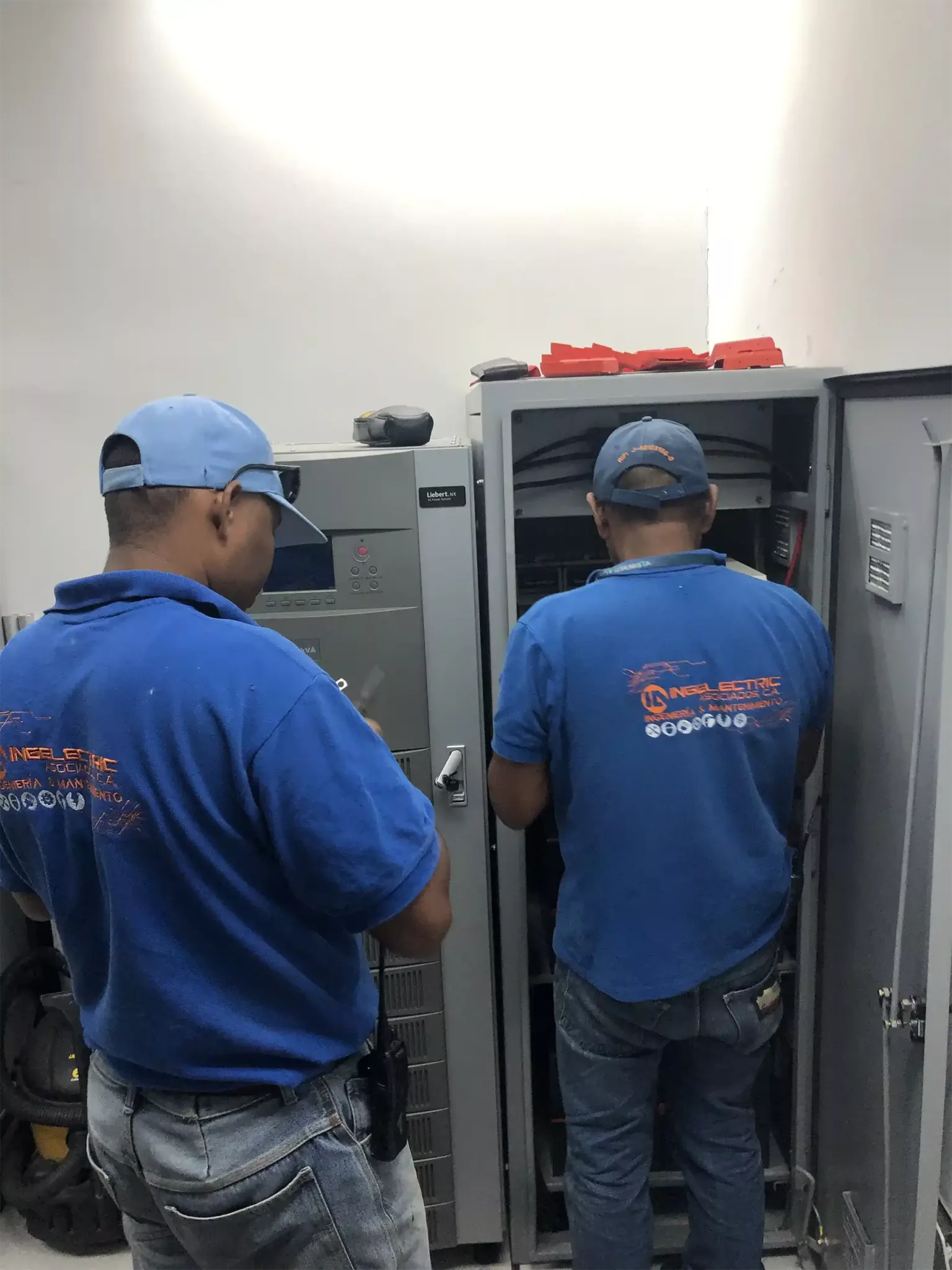 Corrective maintenance transformer bank of airline hangar Avior Airlines (4)