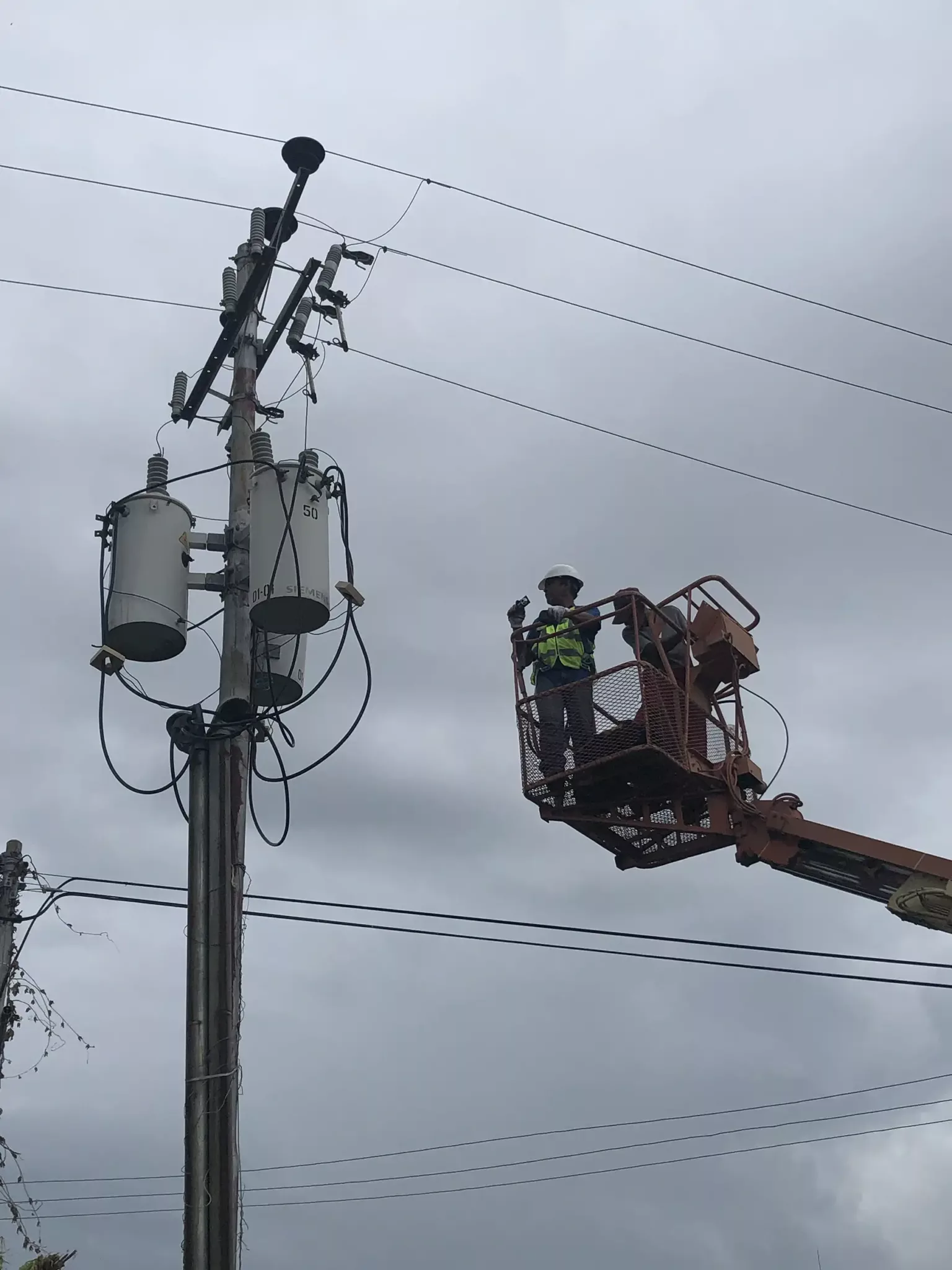 Corrective maintenance transformer bank of airline hangar Avior Airlines (5) copy