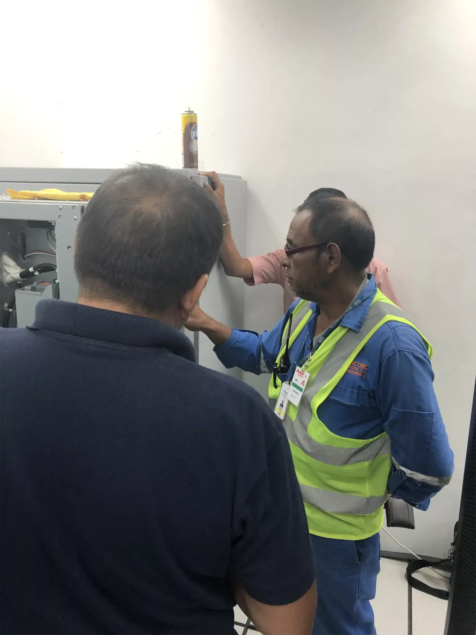 Corrective maintenance transformer bank of airline hangar Avior Airlines (8)