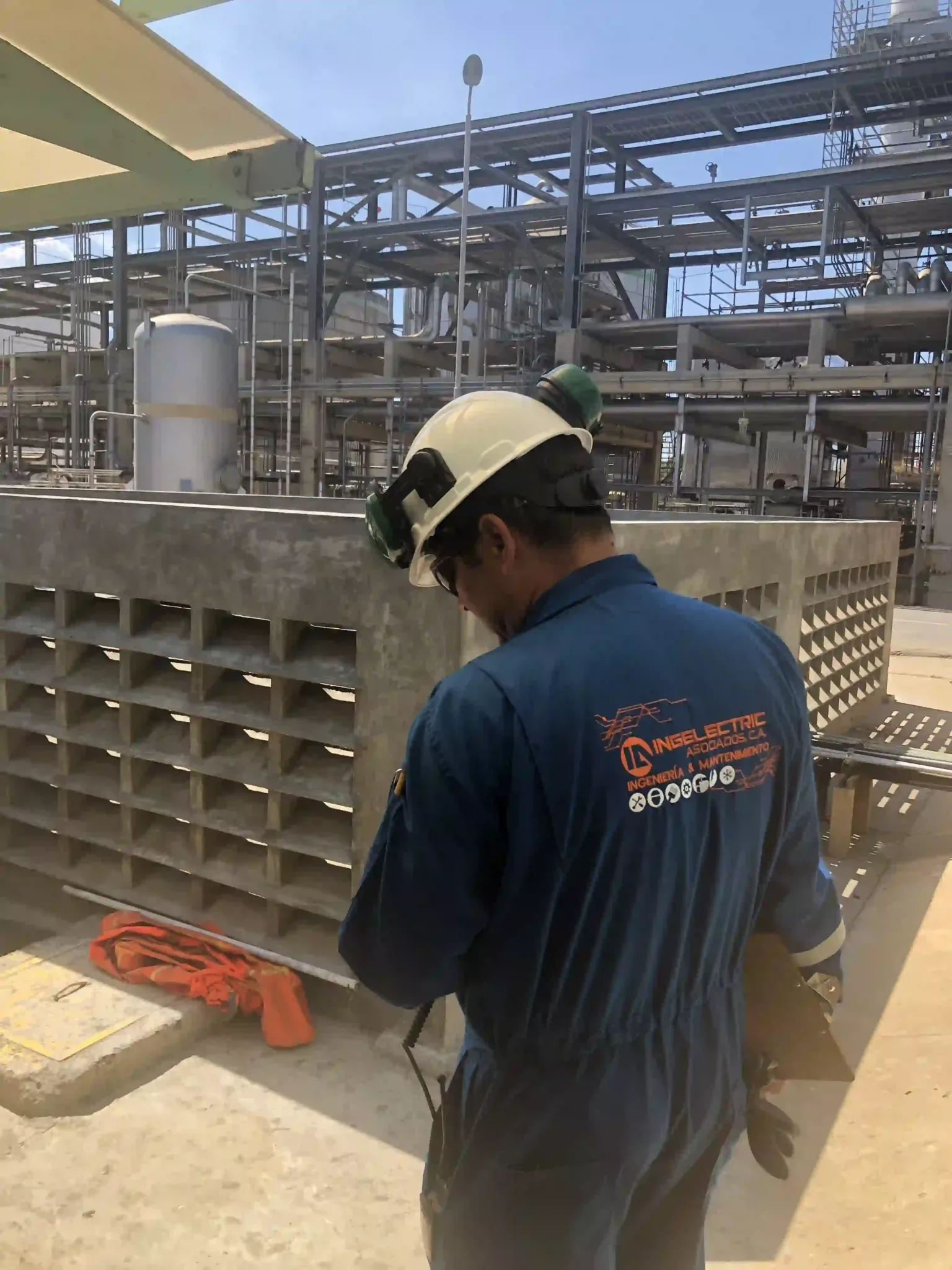 Preventive and corrective maintenance of comfort and precision equipment at the methanol plant in Oriente Metor (7)