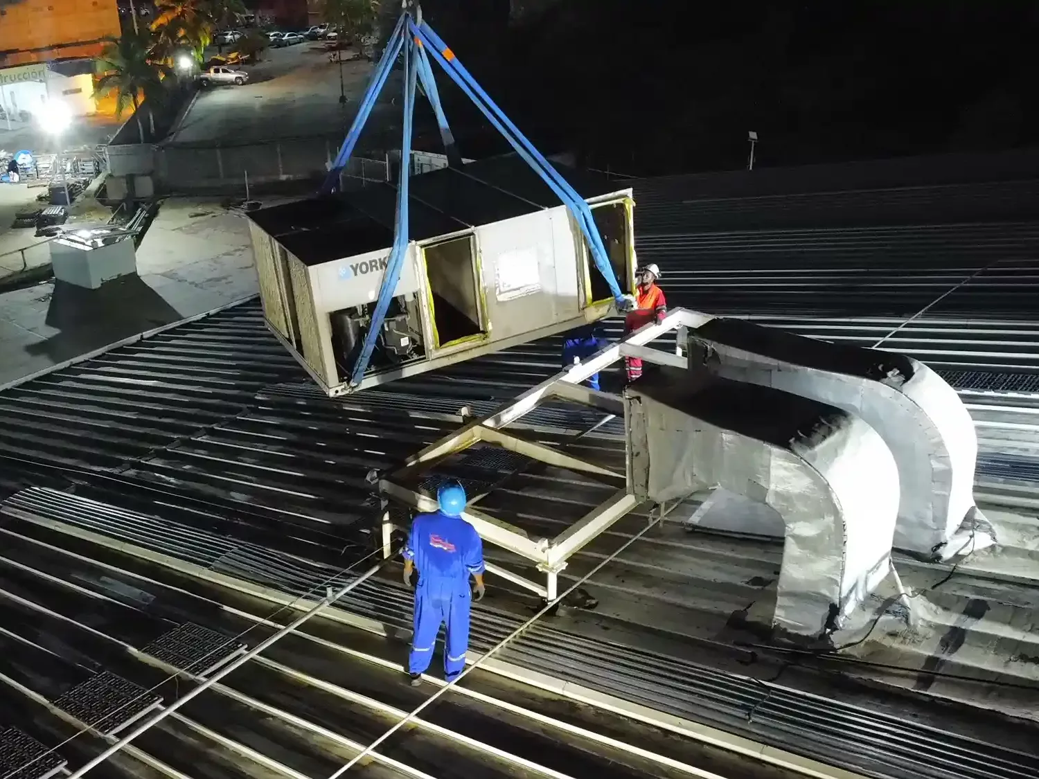 Installation of 4 compact units 20TR - Ferreteria Epa Puerto La Cruz (1)