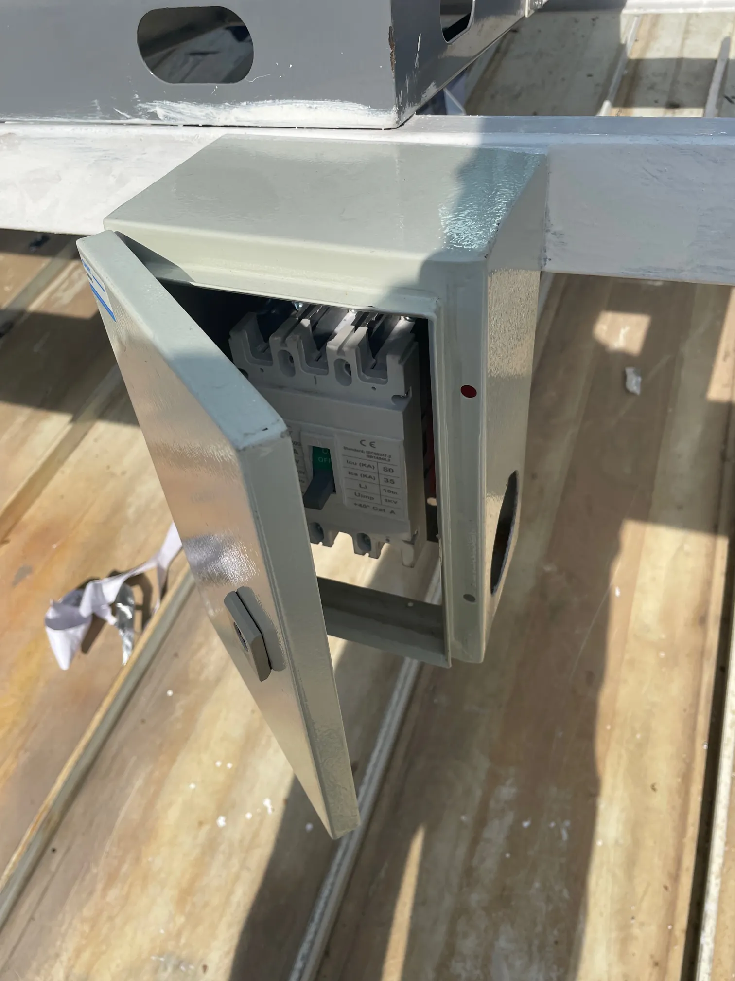 Installation of 4 compact units 20TR - Ferreteria Epa Puerto La Cruz (10)