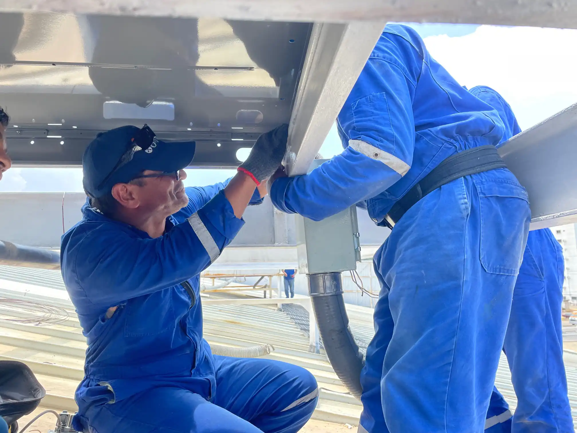 Installation of 4 compact units 20TR - Ferreteria Epa Puerto La Cruz (11)