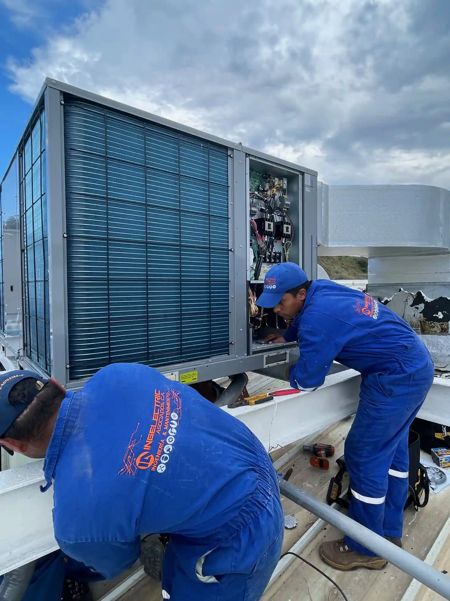 Installation of 4 compact units 20TR - Ferreteria Epa Puerto La Cruz (12)