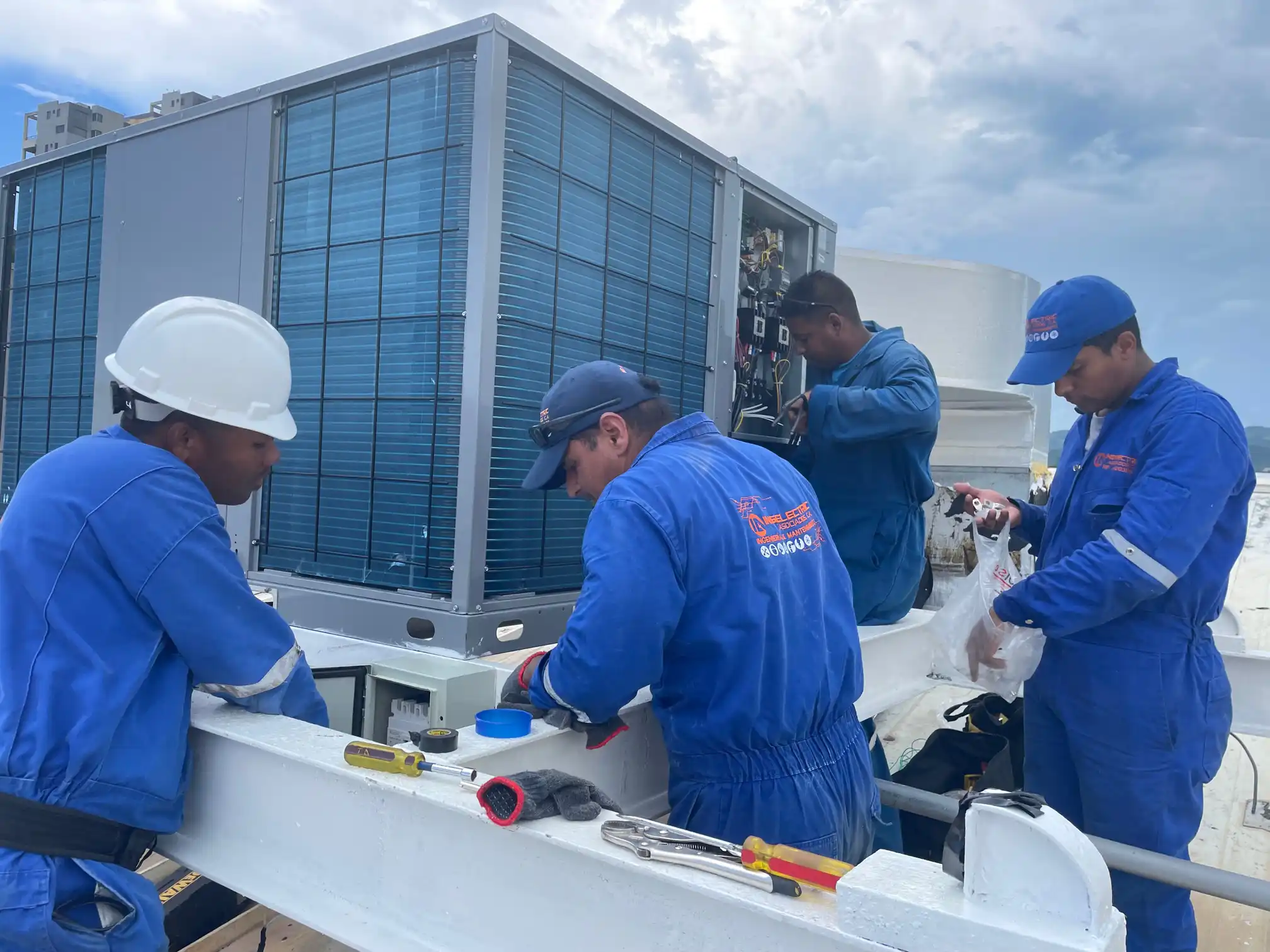 Installation of 4 compact units 20TR - Ferreteria Epa Puerto La Cruz (13)