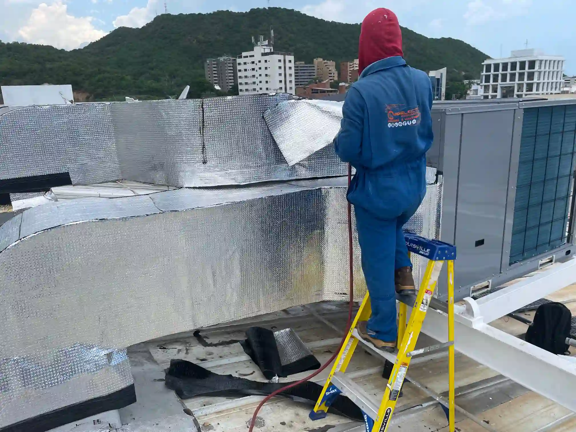 Installation of 4 compact units 20TR - Ferreteria Epa Puerto La Cruz (14)