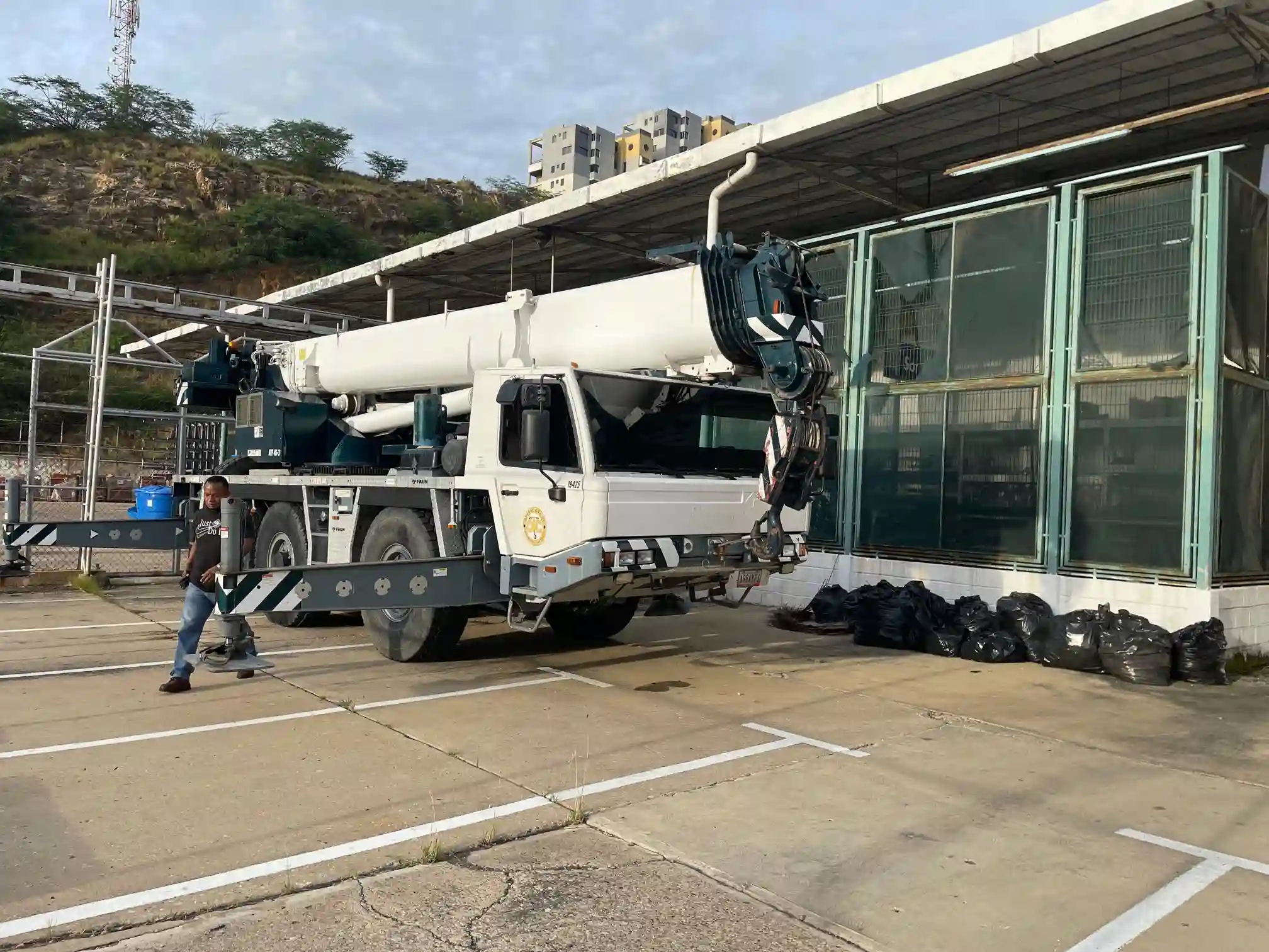 Installation of 4 compact units 20TR - Ferreteria Epa Puerto La Cruz (3)