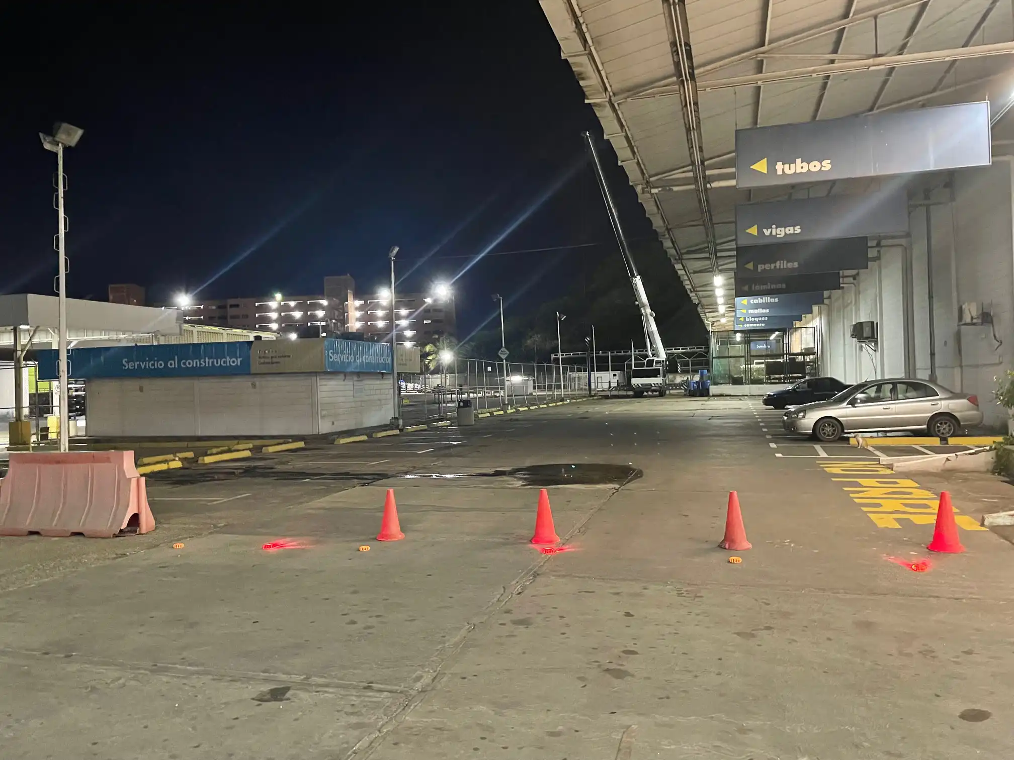 Installation of 4 compact units 20TR - Ferreteria Epa Puerto La Cruz (4)