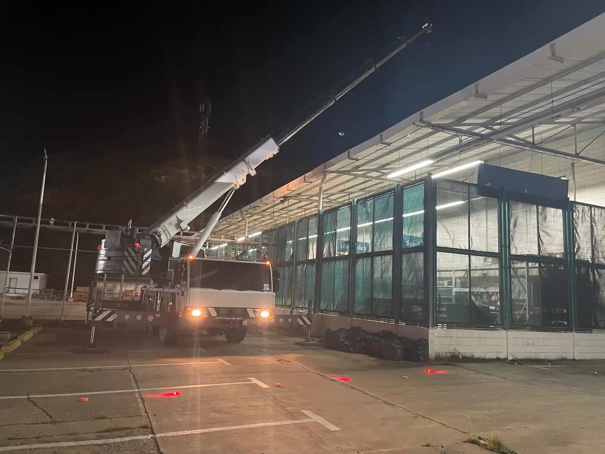 Installation of 4 compact units 20TR - Ferreteria Epa Puerto La Cruz (6)