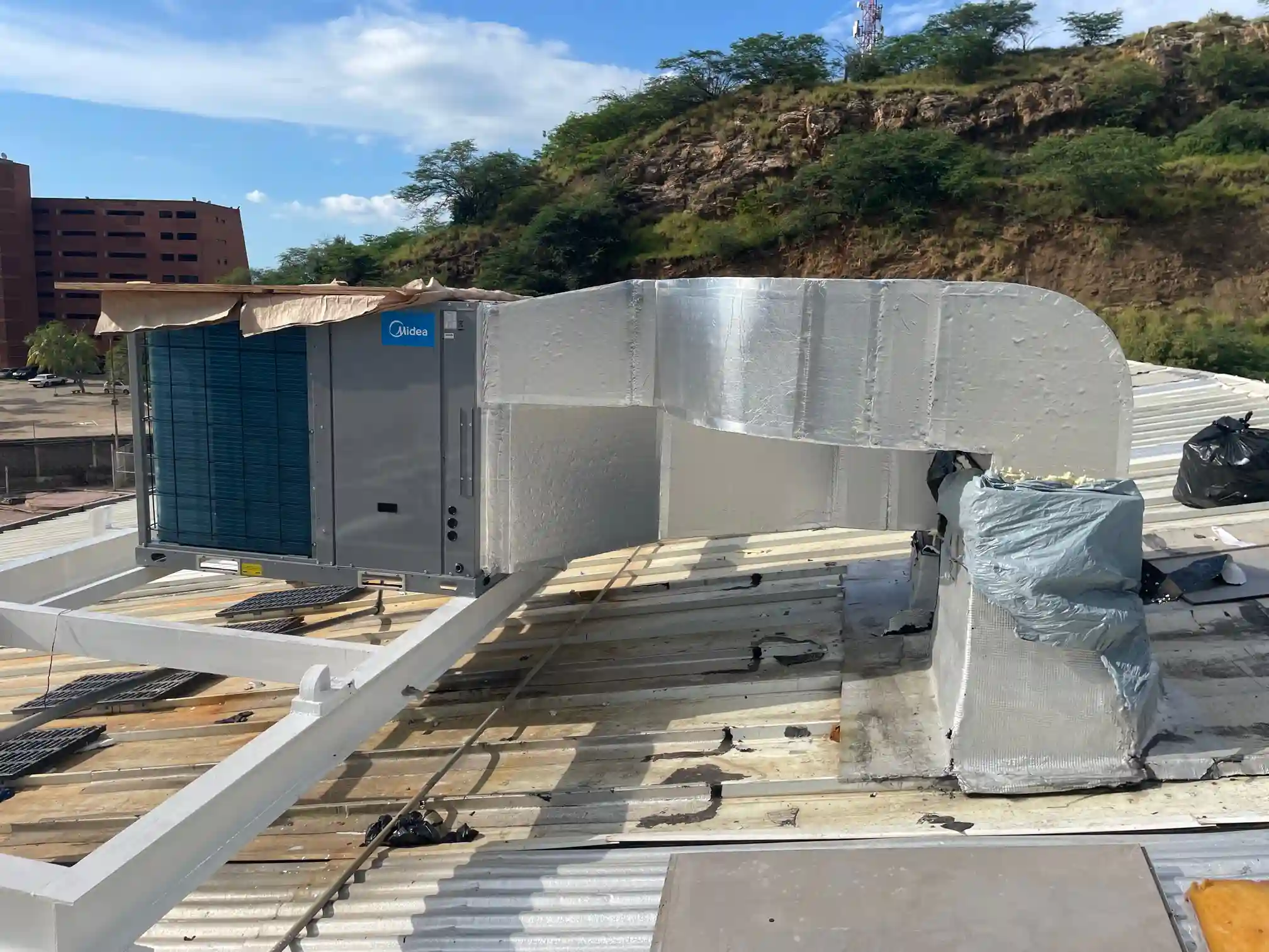 Installation of 4 compact units 20TR - Ferreteria Epa Puerto La Cruz (9)