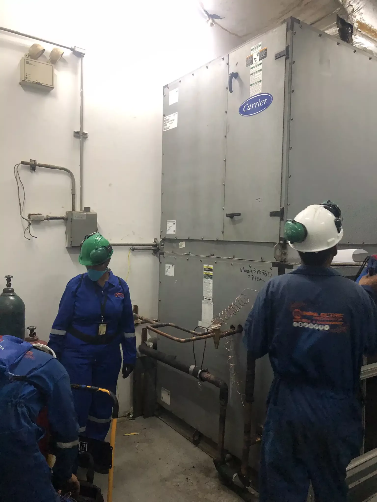 instalación de unidad de precisión 30TR subestación I - Metanol de Oriente Metor (1) copy