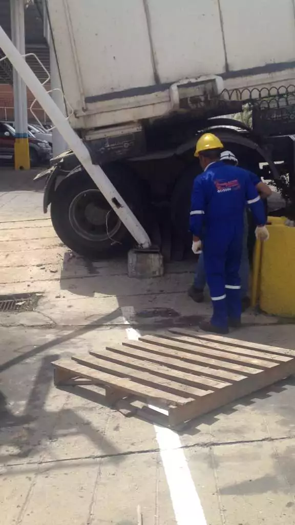 corrective-on-lighting-pole-ferreteria-epa-11