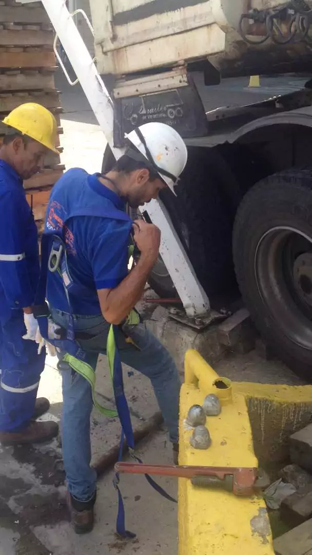 corrective-on-lighting-pole-ferreteria-epa-14