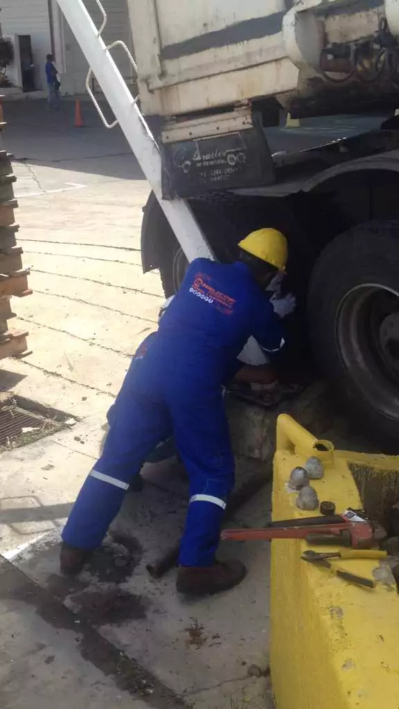 corrective-on-lighting-pole-ferreteria-epa-15