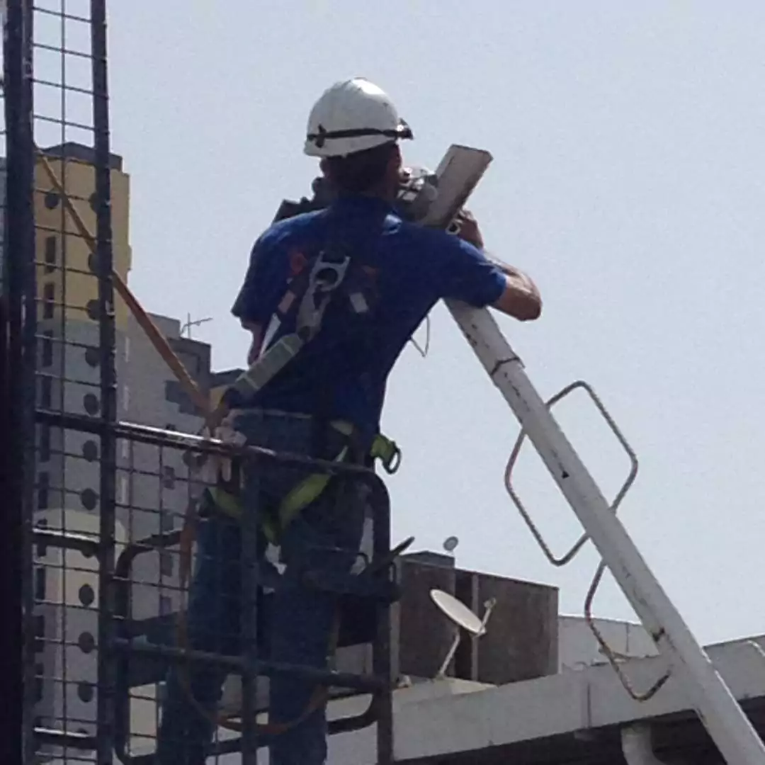 corrective-on-lighting-pole-ferreteria-epa-21